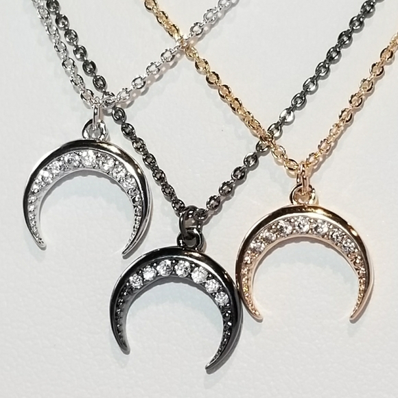 💖 New in Gift Box 🎁 Crescent Moon Necklace - Picture 3 of 7